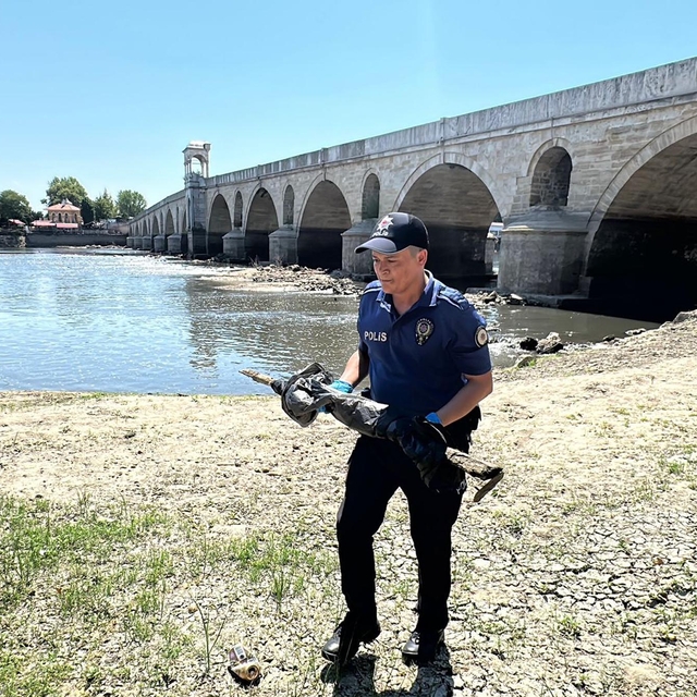 Meriç Nehri'nde sular çekildi, tarihi tüfek bulundu