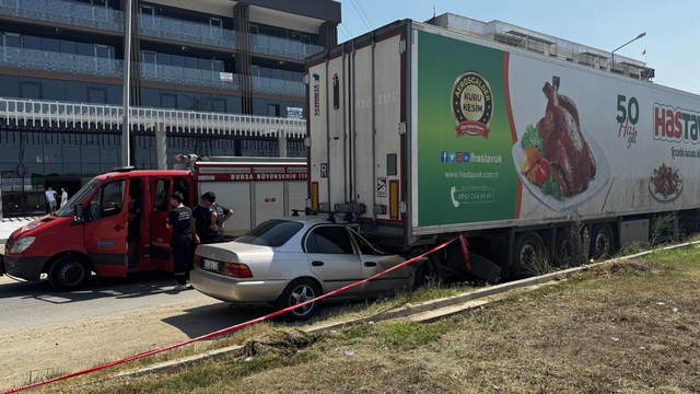 Bursa'da tıra arkadan çarpan otomobilin sürücüsü öldü