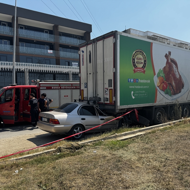 Bursa'da tıra arkadan çarpan otomobilin sürücüsü öldü