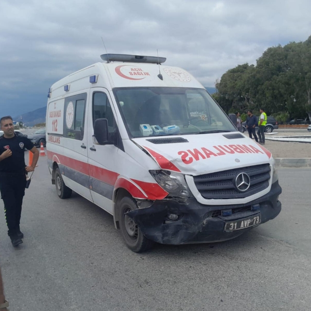 Hatay'da ambulansla otomobil çarpıştı