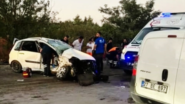 Otomobiller çarpıştı: 1 ölü, 3 yaralı