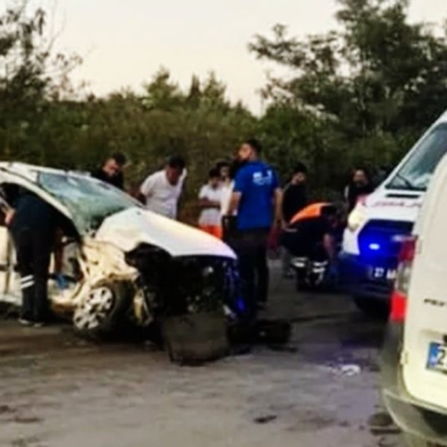 Otomobiller çarpıştı: 1 ölü, 3 yaralı
