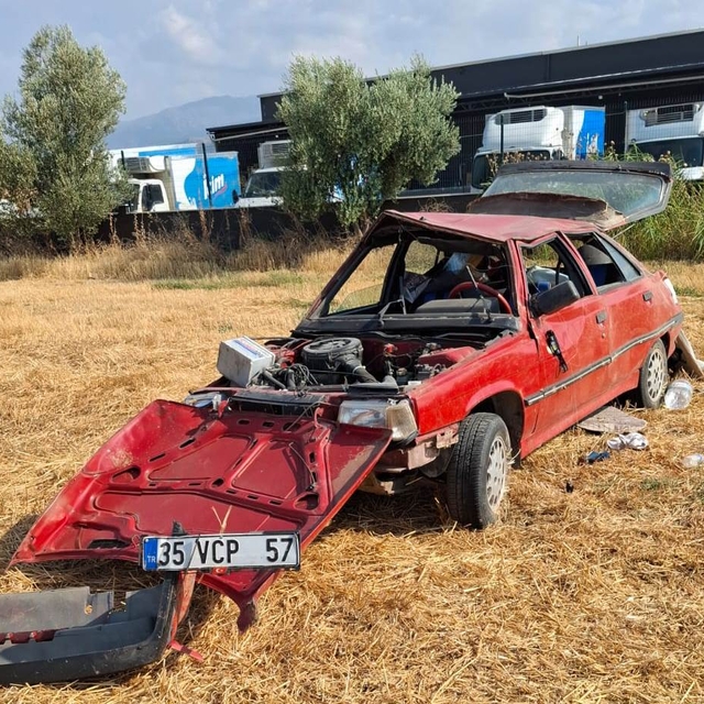 Manisa'da devrilen otomobilin sürücüsü öldü