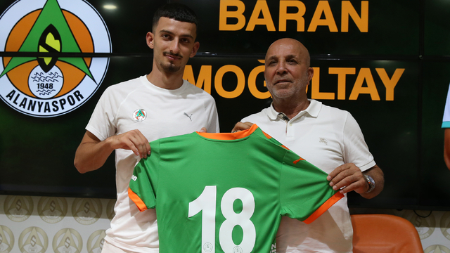 Alanyaspor'da 4 transfer için imza töreni