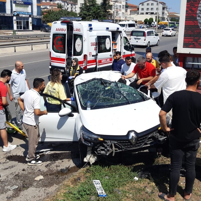 Kazada otomobilde sıkışan sürücü ağır yaralandı