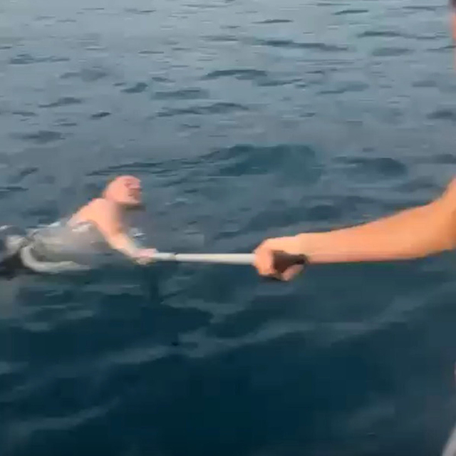 Boğulma tehlikesi geçiren Ukraynalıyı tekneciler kurtardı