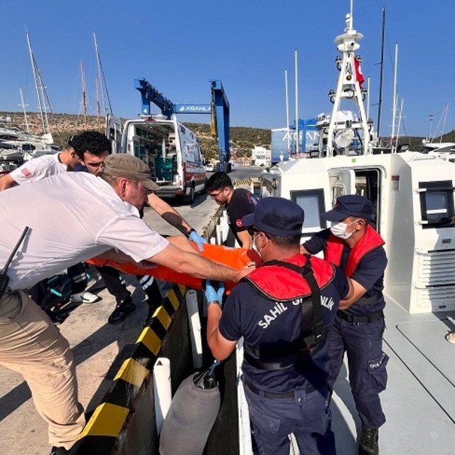 Muğla açıklarında 2 kişiye tıbbi tahliye yapıldı
