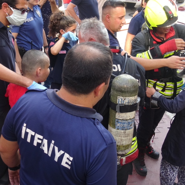 Bolu'da yangın çıkan apartmanda mahsur kalan 2 kişi kurtarıldı