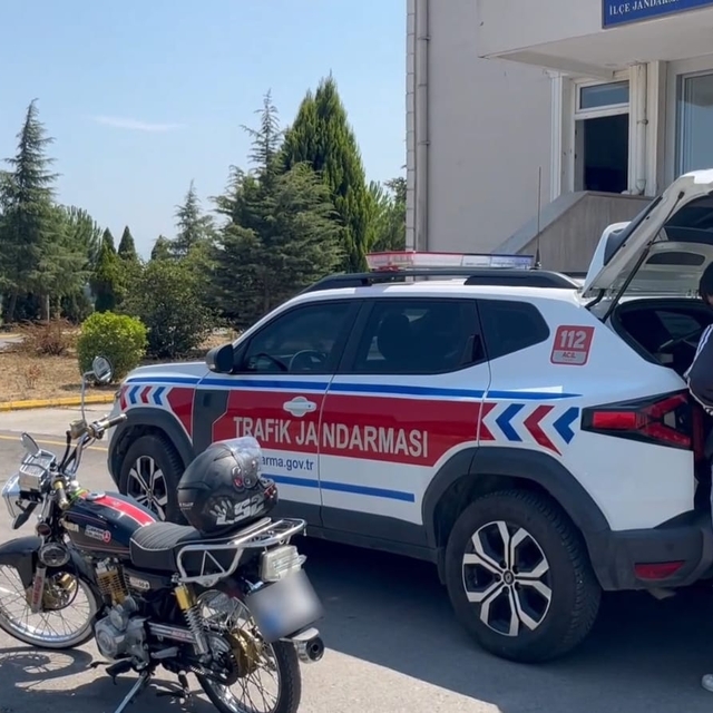 Motosikletini yüzüstü uzanıp kullanan sürücünün ehliyeti iptal edildi