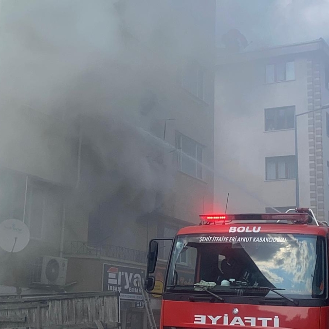 Aparmanda çıkan yangında mahsur kalan 2 kişiyi itfaiye kurtardı