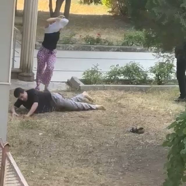 Tüfekle vurulan kişiye tişörtünü çıkarıp ilk yardım yaptı; o anlar kamerada