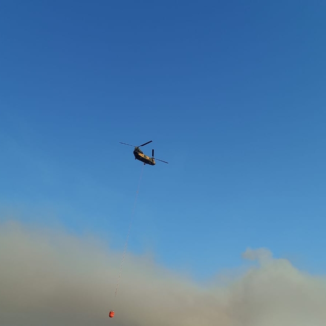 Balıkesir'de arazide çıkan yangına müdahale ediliyor