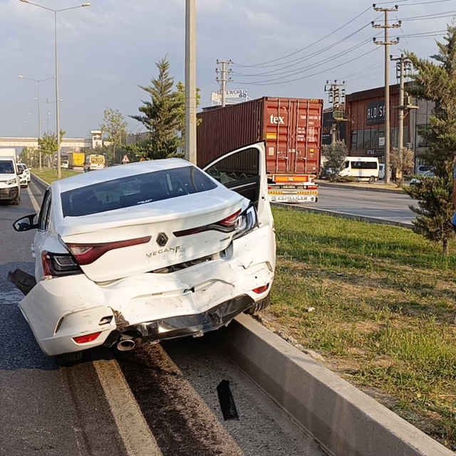 Ciple çarpışan otomobildeki çift yaralandı