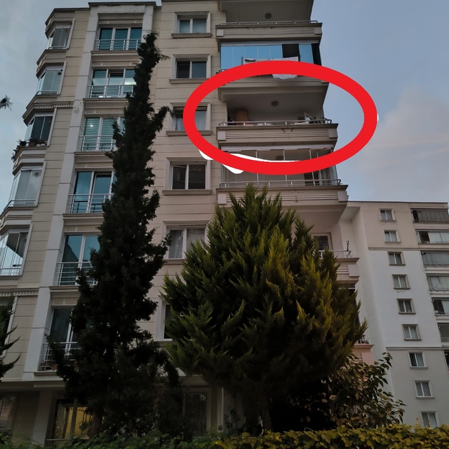 Kedisini yakalamaya çalışırken 5'inci kattan düşüp, yaralandı