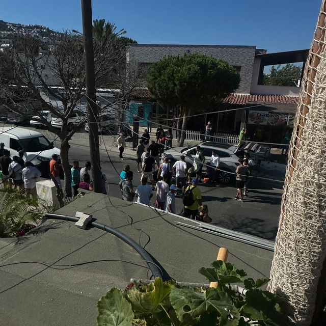 Bodrum'da 'yol verme' tartışmasında 2 kişi tabancayla yaralandı