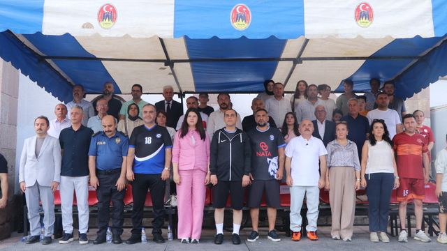 Çankırı'da tuzdan sahada futbol ve voleybol maçı yapıldı