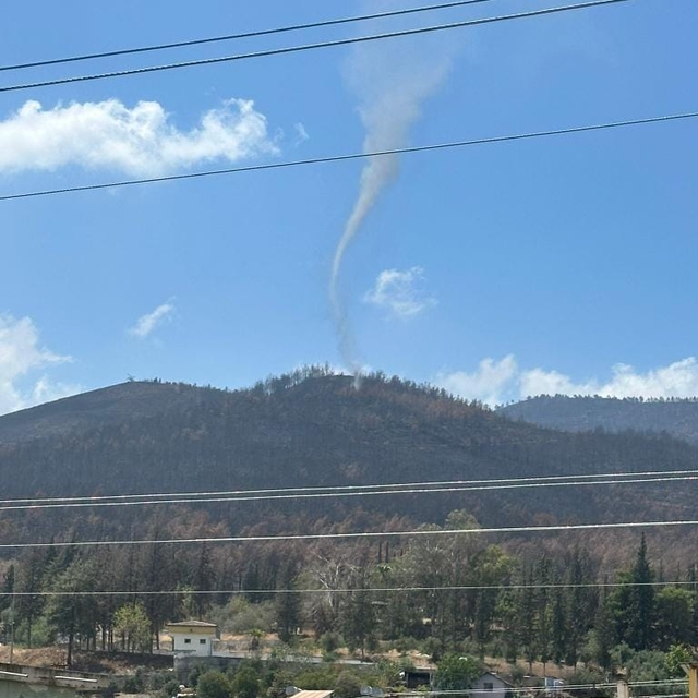 Hatay'da geçen ay yanan ormanda hortum çıktı; o anlar kamerada