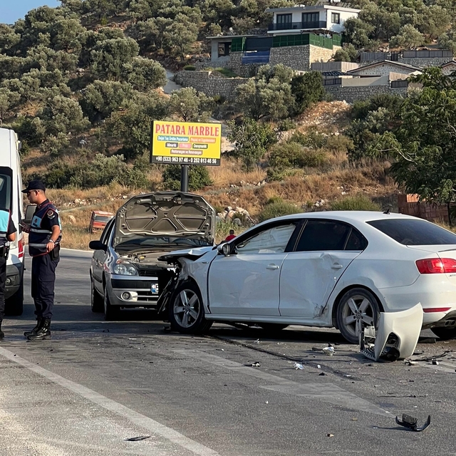 Antalya'da 3 otomobilin çarpışması sonucu 7 kişi yaralandı