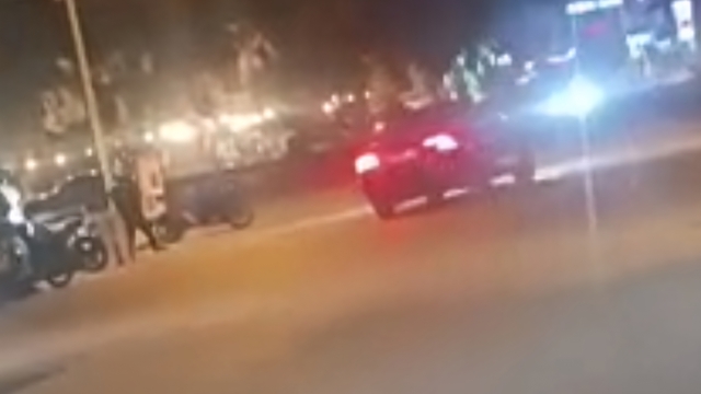 Drift yapıp, kendisini uyaranları bıçakla tehdit etti; polisin takibinde dere yatağına düştü