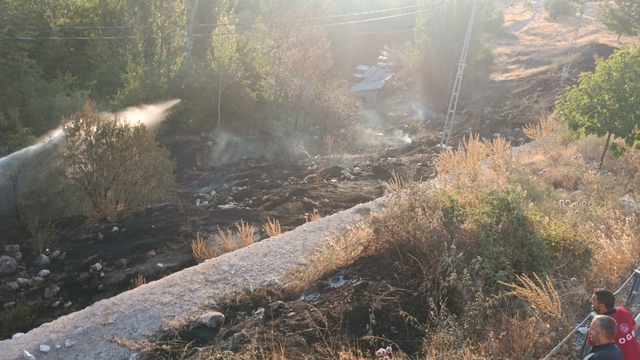 Keban'da otluk alanda çıkan yangın söndürüldü