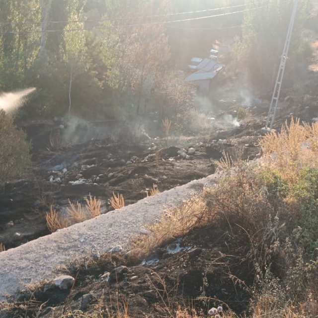 Keban'da otluk alanda çıkan yangın söndürüldü