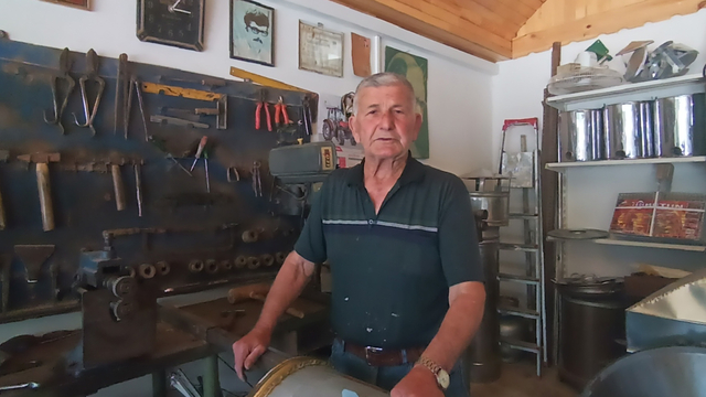 İş yeri yıkılan depremzede, 60 yıllık mesleğini prefabrik dükkanda sürdürüyor