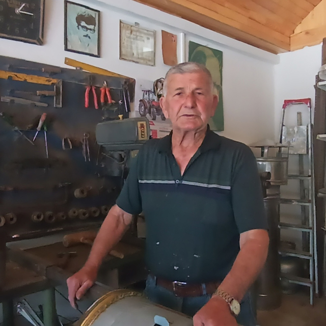 İş yeri yıkılan depremzede, 60 yıllık mesleğini prefabrik dükkanda sürdürüy...