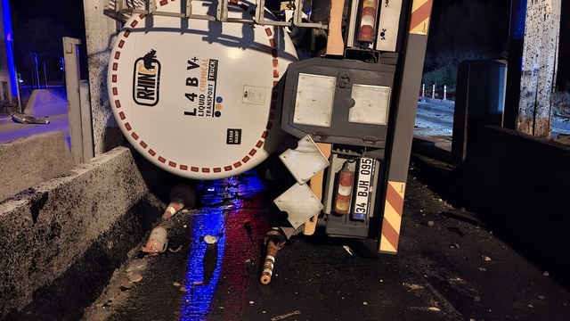 Otoyol gişelerine çarpan tankerin sürücüsü yaralandı