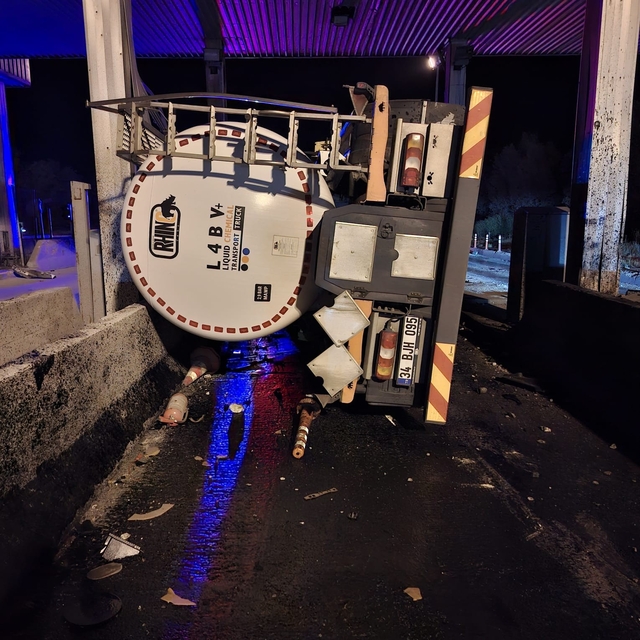 Otoyol gişelerine çarpan tankerin sürücüsü yaralandı