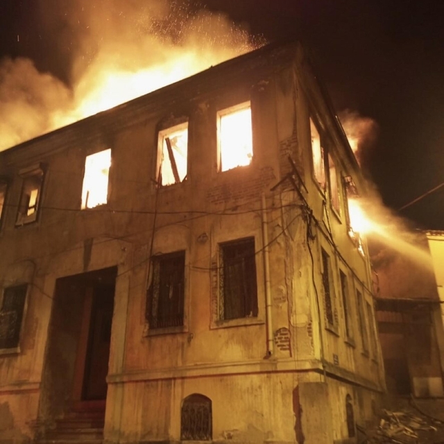 Balıkesir'de 2 katlı tarihi bina yandı