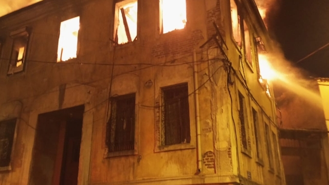 Balıkesir'de iki katlı binada çıkan yangın söndürüldü