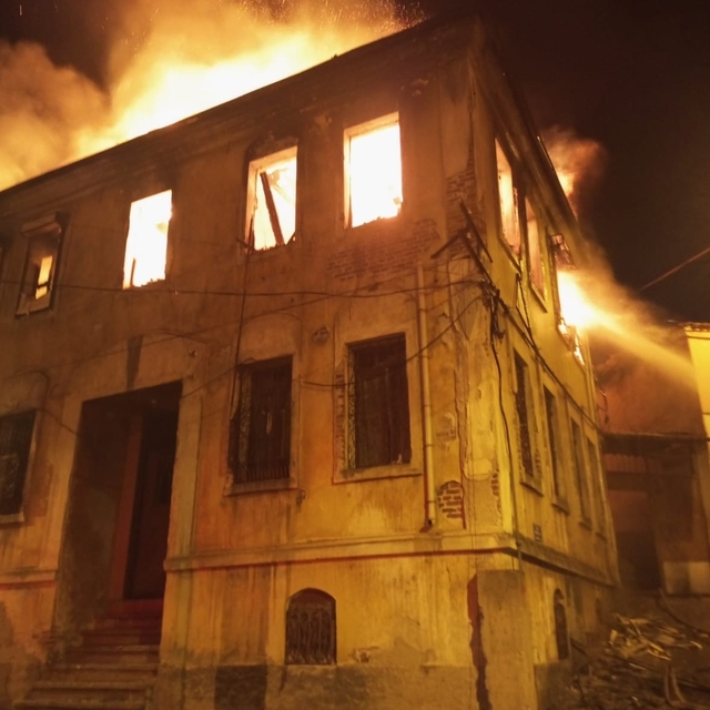 Balıkesir'de iki katlı binada çıkan yangın söndürüldü