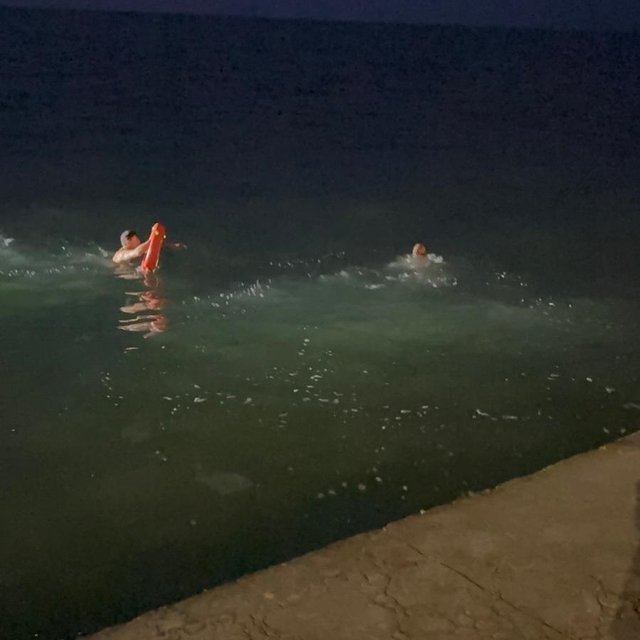 Sahilde alkol aldığı gerekçesiyle ceza kesildikten sonra denize düştü