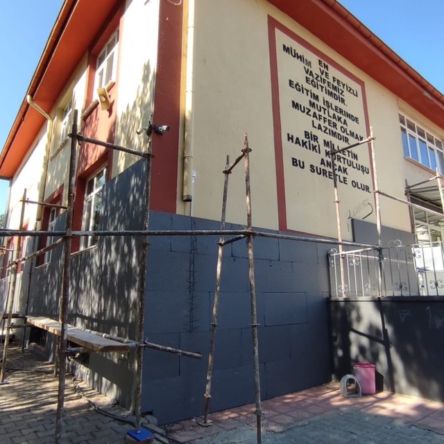 Sarıoğlan Cumhuriyet İlkokulu, halkın desteği ve öğretmenlerin katkısıyla y...