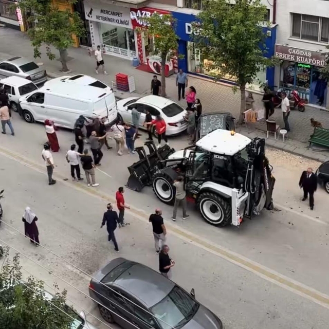 İş makinesinin 5 otomobil ve 2 yayaya çarptığı kaza kamerada