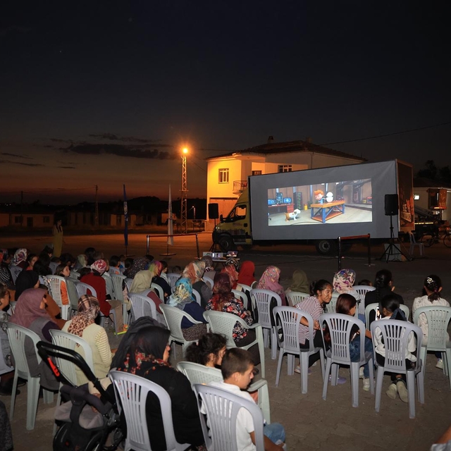 Talas Belediyesinin açık hava sinema etkinliği kırsaldaki çocukları sinemay...