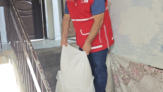 Diyarbakır'da Kızılay ihtiyaç sahibi ailelere yardım ediyor