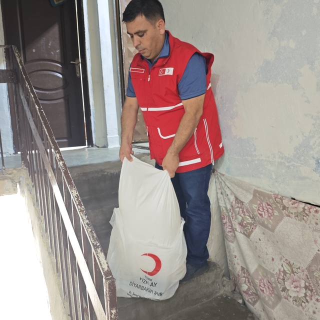 Diyarbakır'da Kızılay ihtiyaç sahibi ailelere yardım ediyor