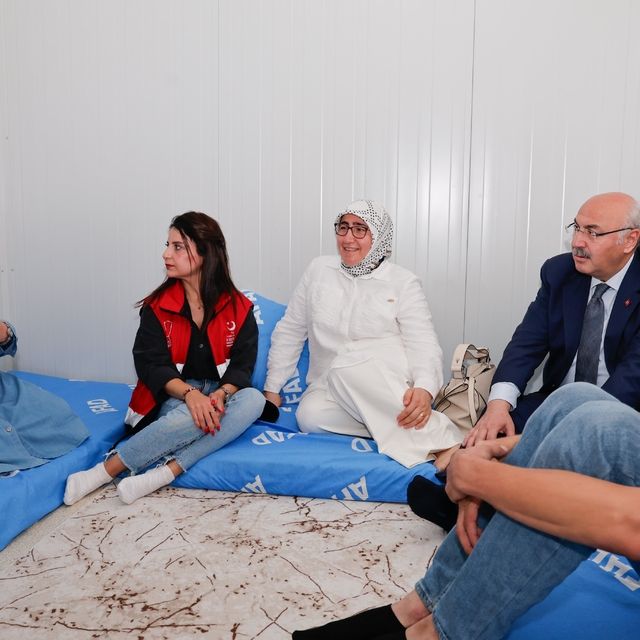 Adana Valisi Köşger, kentte tedavi gören Filistinlilerin ailelerini ziyaret...