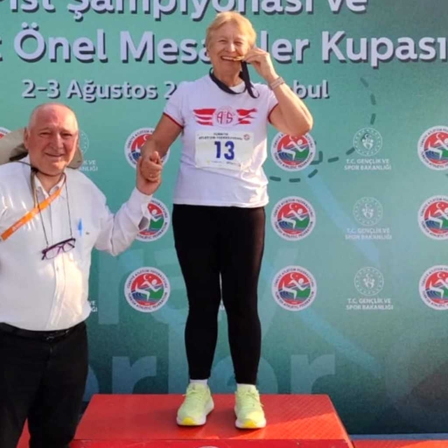 Master milli atlet Şensoy, Türkiye Pist Şampiyonası'nda rekor kırdı