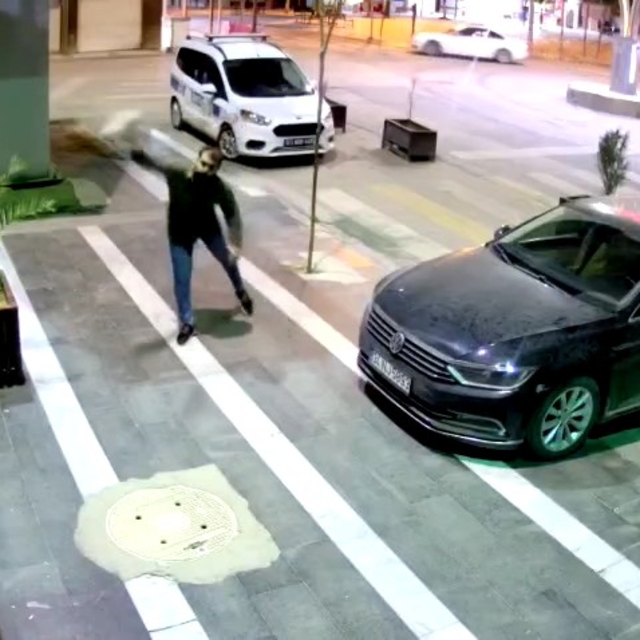 Belediye binasının kapısına kaldırım taşıyla zarar verdi