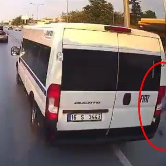 Otizmli çocuğa çarpmamak için sürücüsünün manevra yaptığı minibüs beton mik...
