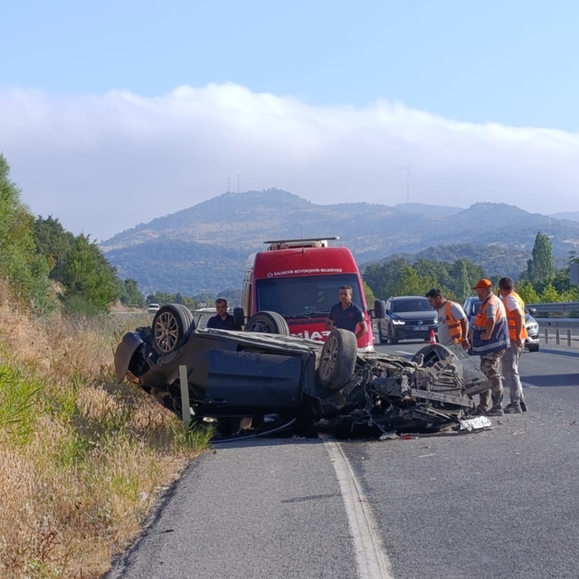 Balıkesir'de kontrolden çıkarak devrilen otomobildeki 2 kişi yaralandı