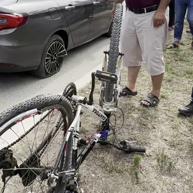 Kırmızı ışıkta geçen bisikletliye otomobil çarptı