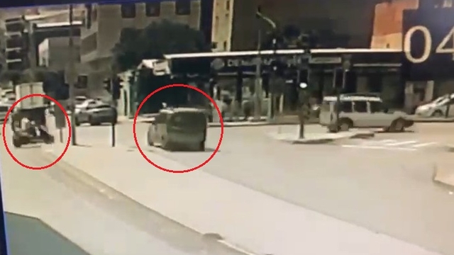 Hafif ticari aracın çarptığı motosikletin sürücüsünün öldüğü kaza kamerada