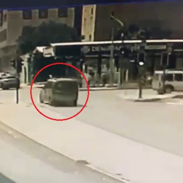 Hafif ticari aracın çarptığı motosikletin sürücüsünün öldüğü kaza kamerada