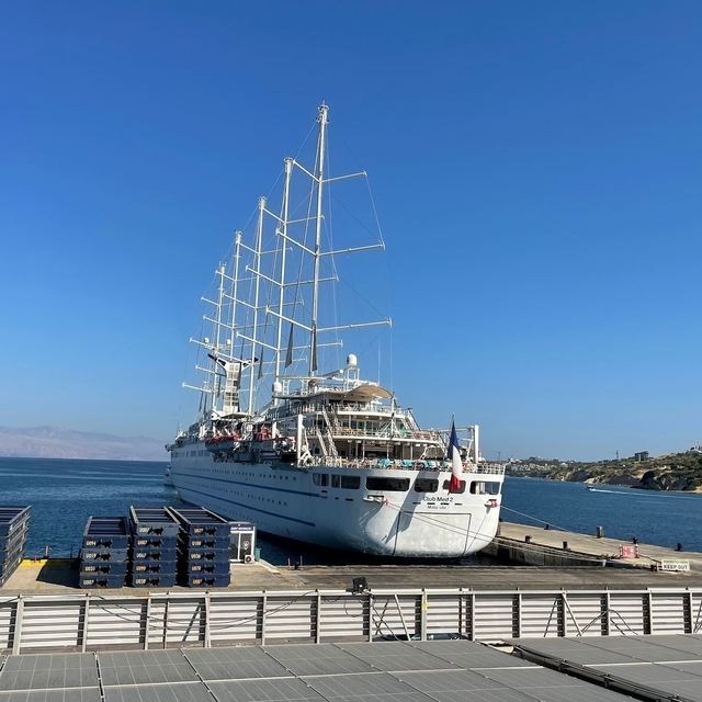 En büyük yelkenli yolcu gemilerinden "Club Med 2" Çeşme Limanı'na demirledi