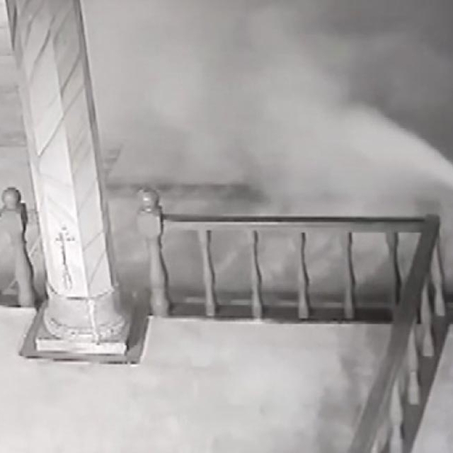 Camide yangın tüpünü birbirinin üzerine sıktılar; o anlar kamerada