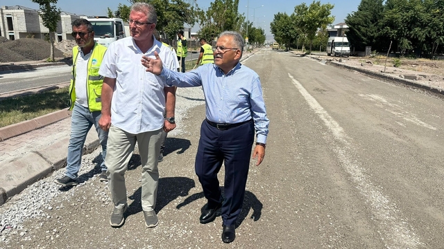 Büyükkılıç, Şehit Komandolar Caddesi'nde devam eden yol çalışmalarını inceledi