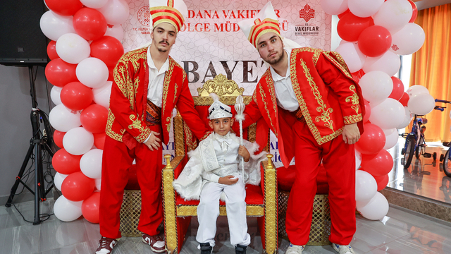 Mersin'de 529 yıllık gelenekle 33 çocuk sünnet edildi